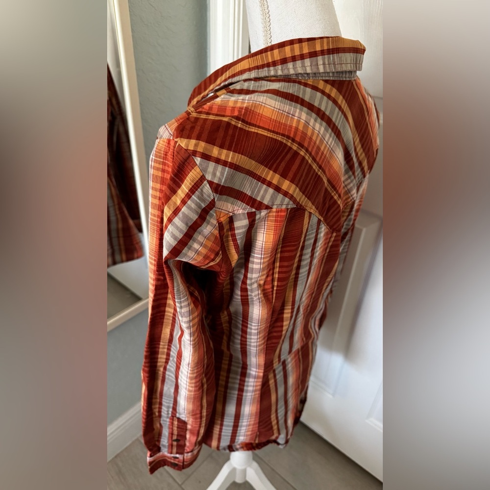 WOMEN'S WRANGLER® LONG SLEEVE POINTED YOKE WESTERN SNAP PLAID SHIRT IN ORANGE - Picture 12 of 15